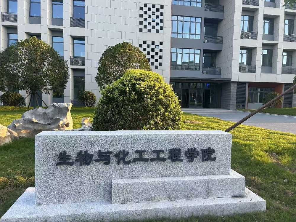 达日县扬州职业大学体育场高杆灯项目
